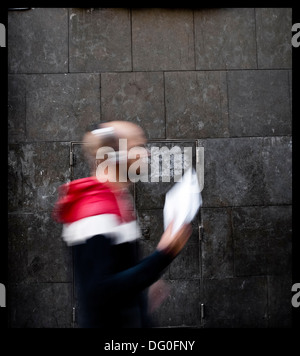 Silhouettes floues de personnes passant au travers d'un mur Banque D'Images