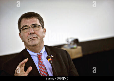 Secrétaire adjoint à la défense Ashton B. Carter traite de troupes en Février 5, 2013 à Amman, Jordanie. Carter un physicien théorique et ancien professeur de Harvard a démissionné du Pentagone le 10 octobre 2013. Banque D'Images