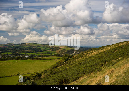 Vue sur château de Corfe dans un vide dans les collines de Purbeck, Dorset, UK Banque D'Images