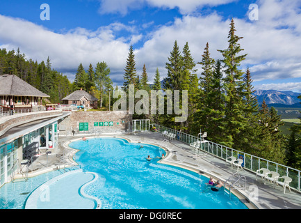 Les gens dans l'eau chaude à la piscine Banff Upper Hot Springs de Banff National Park Alberta canton canada Banque D'Images