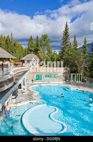 Les gens dans l'eau chaude à Banff Upper Hot Springs de Banff Hot Springs Pool canton de Banff Banff National Park Alberta canada Banque D'Images