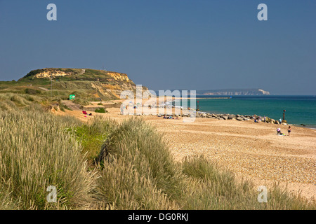 Hengistbury Head nature reserve et plage de l'île de Wight, avec en arrière-plan Banque D'Images