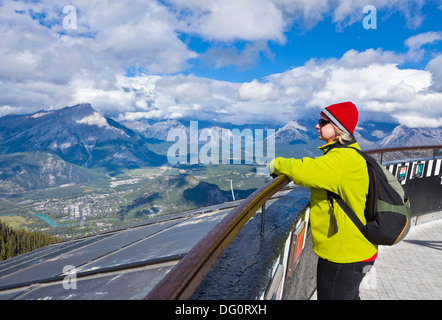 Visiteur sur une plate-forme d'observation au-dessus du pont supérieur du Mont surplombant le parc national de Banff Alberta Rockies Canada Banque D'Images