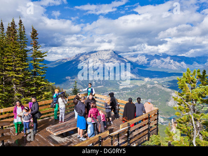 Visiteurs sur une plate-forme d'observation sur le sommet du mont Sulphur, surplombant le parc national de Banff Alberta Canada Canadian Rockies Banque D'Images