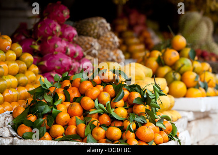 Libre d'un tas de tangerines est affichée sur un stand de fruits dans un marché de rue au Cambodge Banque D'Images