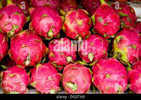 Libre d'un tas de fruits du dragon rose s'affiche dans un marché de rue Banque D'Images