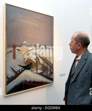 Leipzig, Allemagne. Oct 11, 2013. Harry Lybke galeriste regarde la peinture 'Vue de la fenêtre" (1926) par Richard Mueller (1874-1954) au Museum der bildenden Kuenste à Leipzig, Allemagne, 11 octobre 2013. L'exposition 'La Belle et la Bête - Richard Mueller & Mel Ramos & Wolfgang Joop' se déroule du 13 octobre 2013 jusqu'à 12 janvier 2014. Photo : PETER ENDIG/dpa/Alamy Live News Banque D'Images