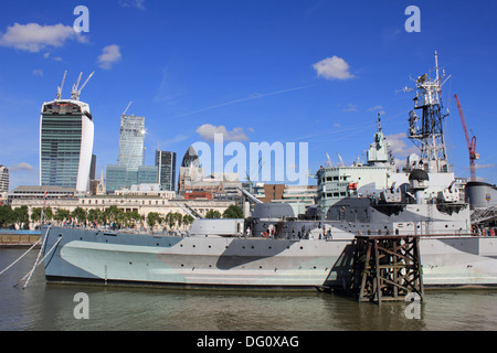 La râpe à fromage et de talkie-walkie bâtiments modernes sur les toits de la ville avec le HMS Belfast sur la Tamise, Londres, Angleterre, Royaume-Uni. Banque D'Images