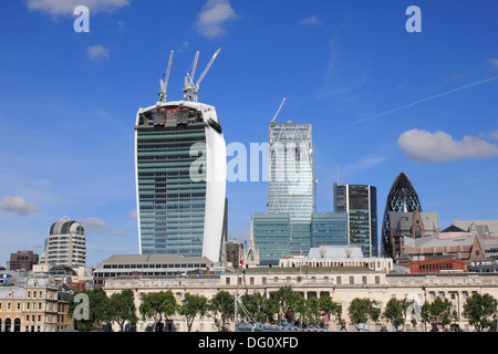 La râpe à fromage et de talkie-walkie bâtiments modernes sur les toits de la ville de Londres, Angleterre, Royaume-Uni. Banque D'Images