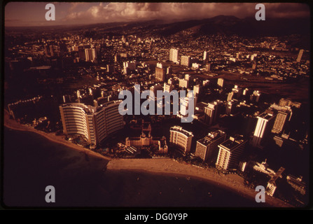 Vue aérienne de la zone populaire de Waikiki Beach à Honolulu, Hawaï, prise d'un hélicoptère. L'image met en évidence le littoral, les eaux claires et la scène de plage dynamique. Banque D'Images