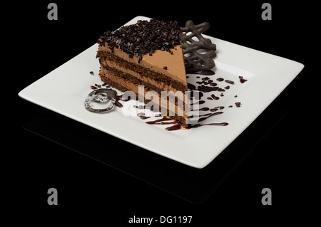 Délicieux gâteau au chocolat avec des copeaux de chocolat sur plaque blanche Banque D'Images