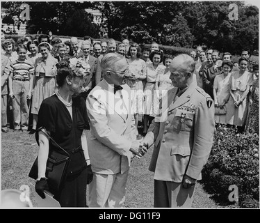 Photographie du président Truman serrant la main avec le général Dwight D. Eisenhower après lui avec la décoration... 199120 Banque D'Images