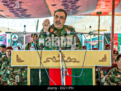 Le brigadier de l'Armée nationale afghane. Le général Abdul Karim, le commando commandant de la 1re Brigade d'opérations spéciales de l'ANA parle à ses soldats le 20 août 2013 à la base d'opérations avancée Thunder, province de Paktya, Afghanistan. Banque D'Images