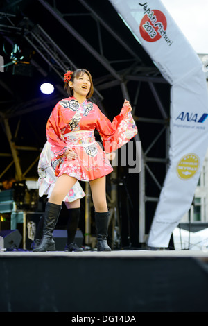 Chanteuse et danseuse japonaise Naomi Suzuki Gekijo sur scène à matsuri festival London England. Oct 5, 2013 Banque D'Images