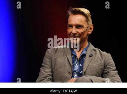 Cologne, Allemagne. 10 Oct, 2013. Fashion designer et auteur Wolfgang Joop se lit à l'allumé.cologne Spezial à Cologne, Allemagne, 10 octobre 2013. Photo : Horst Galuschka/dpa/Alamy Live News Banque D'Images