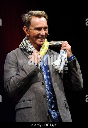 Cologne, Allemagne. 10 Oct, 2013. Fashion designer et auteur Wolfgang Joop se lit à l'allumé.cologne Spezial à Cologne, Allemagne, 10 octobre 2013. Photo : Horst Galuschka/dpa/Alamy Live News Banque D'Images