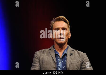 Cologne, Allemagne. 10 Oct, 2013. Fashion designer et auteur Wolfgang Joop se lit à l'allumé.cologne Spezial à Cologne, Allemagne, 10 octobre 2013. Photo : Horst Galuschka/dpa/Alamy Live News Banque D'Images