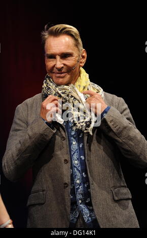 Cologne, Allemagne. 10 Oct, 2013. Fashion designer et auteur Wolfgang Joop se lit à l'allumé.cologne Spezial à Cologne, Allemagne, 10 octobre 2013. Photo : Horst Galuschka/dpa/Alamy Live News Banque D'Images