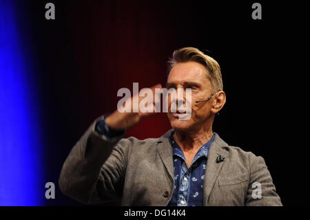 Cologne, Allemagne. 10 Oct, 2013. Fashion designer et auteur Wolfgang Joop se lit à l'allumé.cologne Spezial à Cologne, Allemagne, 10 octobre 2013. Photo : Horst Galuschka/dpa/Alamy Live News Banque D'Images