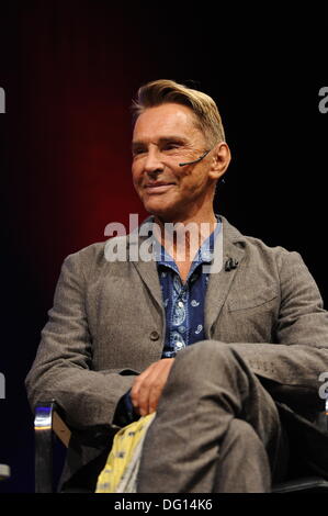 Cologne, Allemagne. 10 Oct, 2013. Fashion designer et auteur Wolfgang Joop se lit à l'allumé.cologne Spezial à Cologne, Allemagne, 10 octobre 2013. Photo : Horst Galuschka/dpa/Alamy Live News Banque D'Images