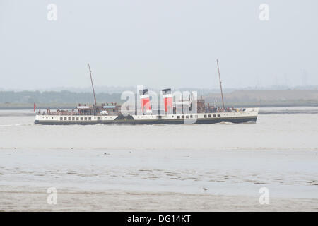 Tilbury East, Essex, Royaume-Uni. 11 octobre 2013. Le Waverley, le dernier bateau à vapeur de haute mer fait son chemin au-delà du charbon historique chambre fort à l'Est de Tilbury, Essex. Le Waverley est sur son dernier week-end de la Tamise avant de retourner à l'Écosse où elle est basée. Les passagers ont subi le pont Hardy pour son chemin de Southend Pier à Gravesend dans le Kent. Crédit : La Farandole Stock Photo/Alamy Live News Banque D'Images