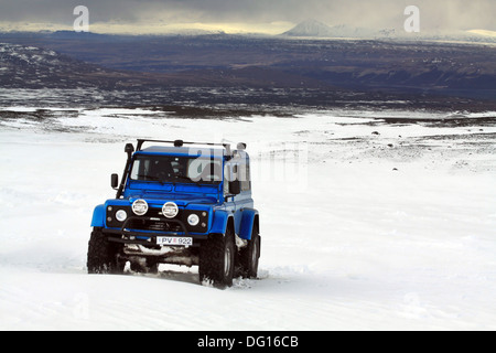 Blue Land Rover, fortement modifiés, conduite sur Glacier en Islande Banque D'Images