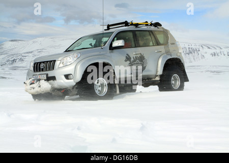 Arctic trucks Toyota Landcruiser fortement modifiées conduite sur neige en Islande Banque D'Images