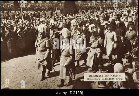 Ak Beisetzung der Kaiserin Auguste Viktoria, Hindenburg, Ludendorff, Tirpitz ; Banque D'Images