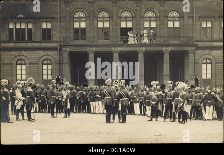 Foto Ak le Kaiser Wilhelm II. im Hof umgeben von Soldaten, défilé ; Banque D'Images