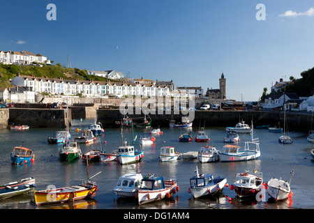 Vue sur le port rempli de bateaux, Cornwall, Porthleven Banque D'Images