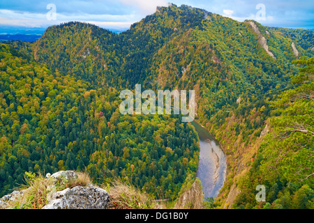 Les Gorges de la rivière Dunajec. Les trois couronnes de Sokolica vue montagne. Banque D'Images