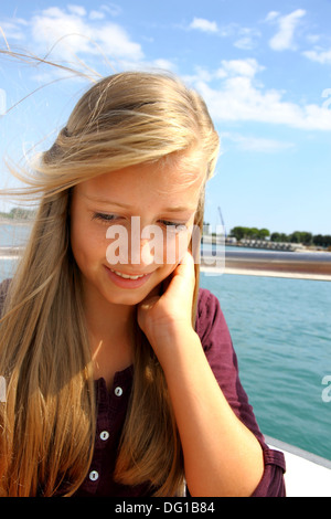 Jeune fille blonde gaie sur ship, vertical Banque D'Images