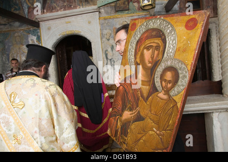 L'Europe, Grèce, îles du Dodécanèse, l'île de Patmos, chora, temps de Pâques orthodoxe, procession, abbé, icônes Banque D'Images