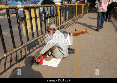 Rues de Calcutta. Des milliers de mendiants sont les la plupart des castes défavorisées vivant dans les rues le 28 novembre 2012 à Kolkata Banque D'Images