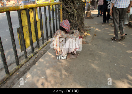 Rues de Calcutta. Des milliers de mendiants sont les la plupart des castes défavorisées vivant dans les rues le 28 novembre 2012 à Kolkata Banque D'Images