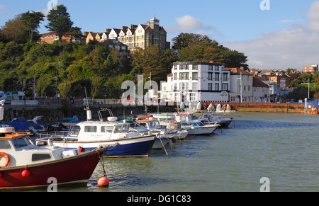 Bateaux amarrés dans le port intérieur de Folkestone Kent England GB UK Banque D'Images