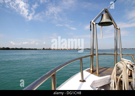 Navire en mer avec vue sur le phare de pont et bell, horizontal Banque D'Images