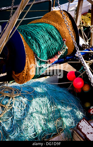 Les filets de pêche et de bouées sur un bateau Banque D'Images