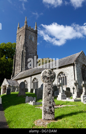 L'église St Nonna ('Cathédrale des Maures') avec l'ancienne croix celtique dans le cimetière, Altarnun, Cornwall Banque D'Images