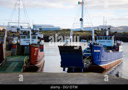 Arranmore Island Ferry-boats moored at Burtonport Harbour, dans le comté de Donegal en Irlande Banque D'Images