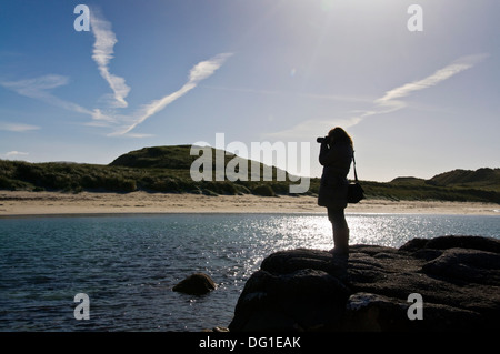 Femme prend des photographies numériques à Kincasslagh Carrickfinn Irlande Donegal County Banque D'Images