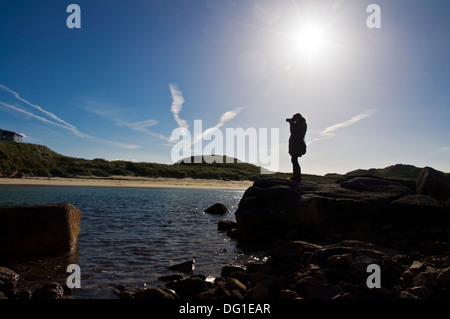 Femme prend des photographies numériques à Kincasslagh Carrickfinn Irlande Donegal County Banque D'Images