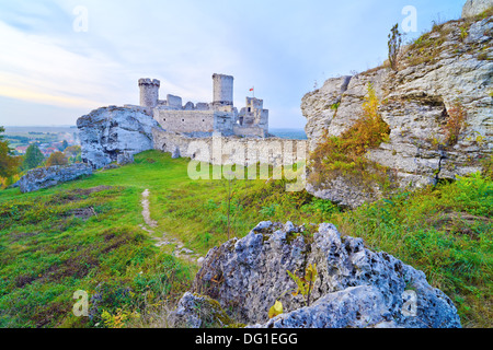 Ancien château médiéval sur les roches. En Pologne. Ogrodzieniec Banque D'Images