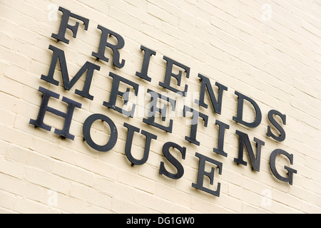 Le Friends meeting house signe sur un mur à Cambridge UK Banque D'Images