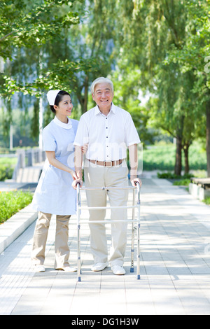 Man Walking châssis sous l'assistance de l'infirmière Banque D'Images