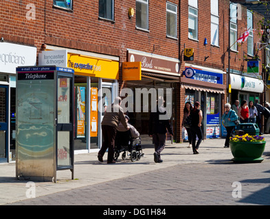 Clients dans une zone piétonne de la rue haute à Belper Derbyshire, Angleterre, Royaume-Uni Banque D'Images