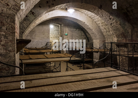 Dortoir avec lits à la Première Guerre mondiale un fort de Vaux à Vaux-Devant-Damloup, Lorraine, bataille de Verdun, France Banque D'Images