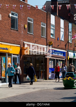 Clients dans une zone piétonne de la rue haute à Belper Derbyshire, Angleterre, Royaume-Uni Banque D'Images