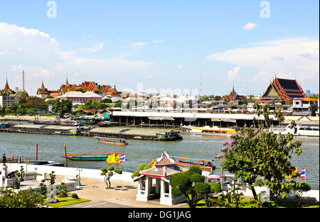 Vue sur la rivière Chao Praya, à Bangkok, prise depuis le sommet de Wat Arun Banque D'Images