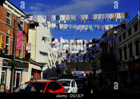 Derry, Londonderry, en Irlande du Nord, Royaume-Uni. Oct 11, 2013. Belfast artiste Rita Duffy célèbre la chemise de Londonderry histoire de fabrication avec un affichage de plus de 300 shirts accroché à William Street. L'eye-catching installation artistique est un aspect de l'artiste du projet d'usine et une partie de la ville britannique de la Culture célébrations. . Crédit : George Sweeney / Alamy Live News Banque D'Images